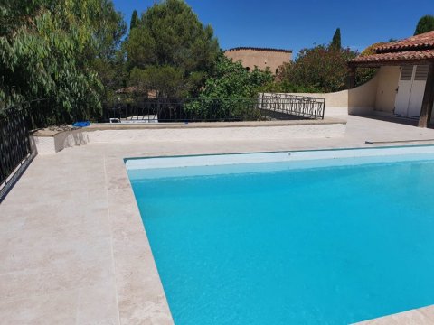 Réfection complète d'étanchéité d'une terrasse avec carrelage autour d'une piscine vers LES ADRETS DE L'ESTEREL