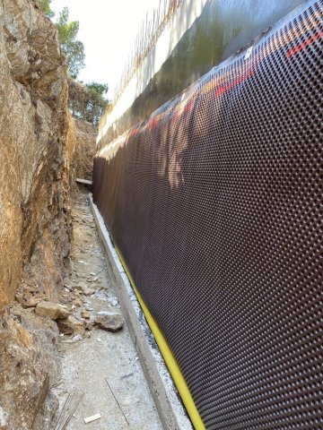 Création d'une étanchéité sur des murs enterrés vers FREJUS ST RAPHAEL.