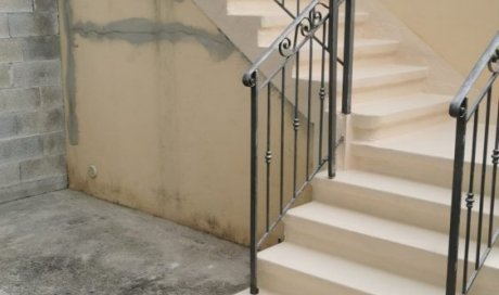 Application d'une résine sur un escalier avec fissures vers FREJUS